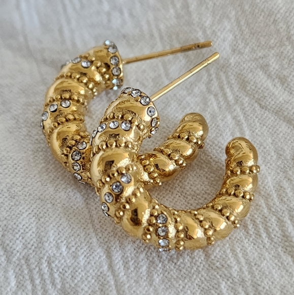 Ailuralivé Jewelry - 18K gold plated, waterproof and tarnish resistant earrings